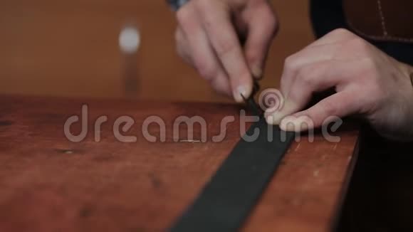 皮革车间皮带的工作过程人拿着手工工具和工作以前的坦纳视频的预览图
