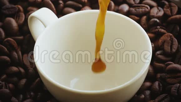 一杯咖啡和咖啡豆视频的预览图