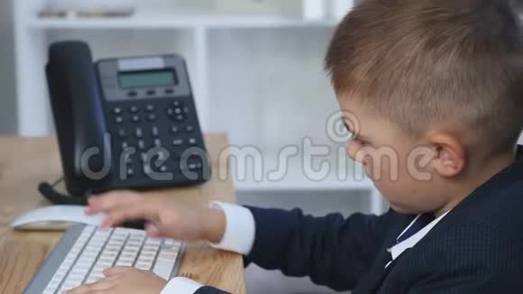 年轻商人在办公室用电脑视频的预览图