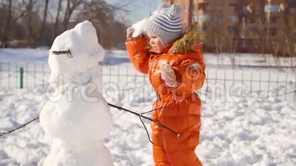 冬天在游乐场玩耍的孩子视频的预览图