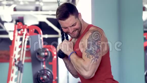 肌肉健美健美运动员进行肱三头肌重量运动视频的预览图