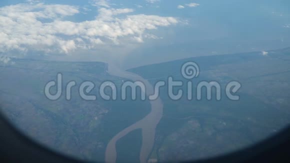 从海洋上的飞机窗口观看视频的预览图