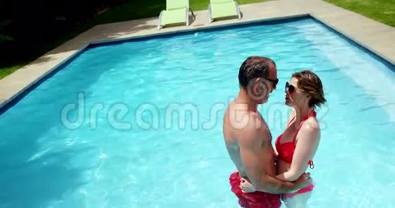 在游泳池里玩的情侣视频的预览图