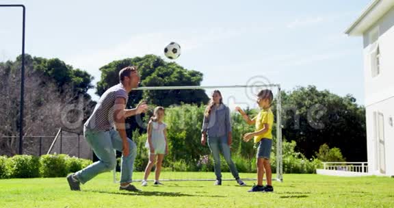 快乐的一家人踢足球视频的预览图