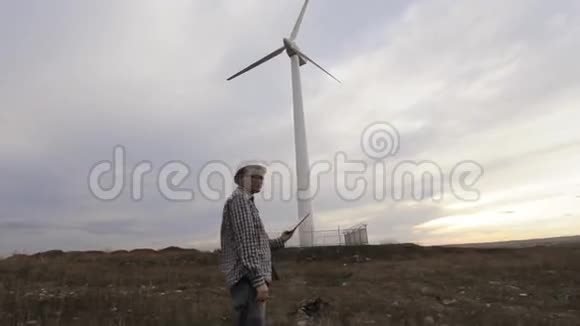 日落时的工程师和风车视频的预览图