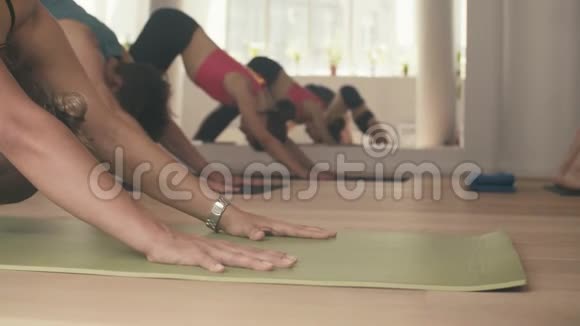几个人在工作室做瑜伽体式视频的预览图