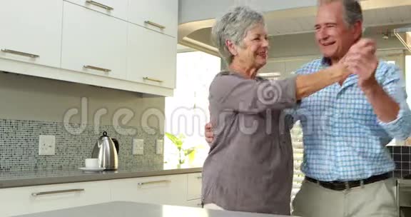年长夫妇微笑着跳舞视频的预览图