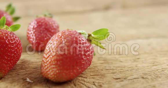 新鲜草莓的特写视频的预览图