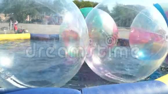 儿童在水面内的大充气球视频的预览图