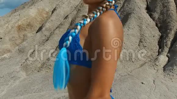 穿着蓝色泳衣在海滩上完美身材的女孩视频的预览图
