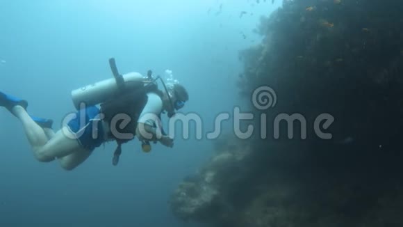潜水员在水下射击视频的预览图
