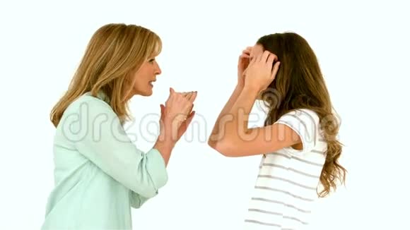 妈妈和女儿吵架视频的预览图
