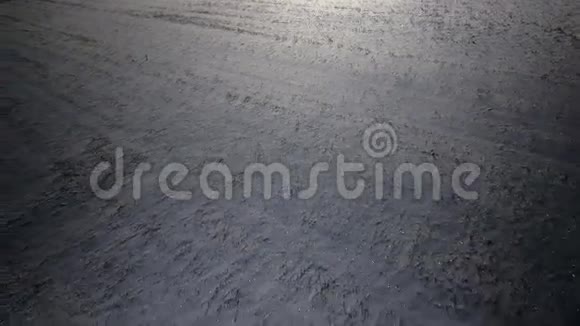 冬天在雪地里停车雪地和蓝天视频的预览图