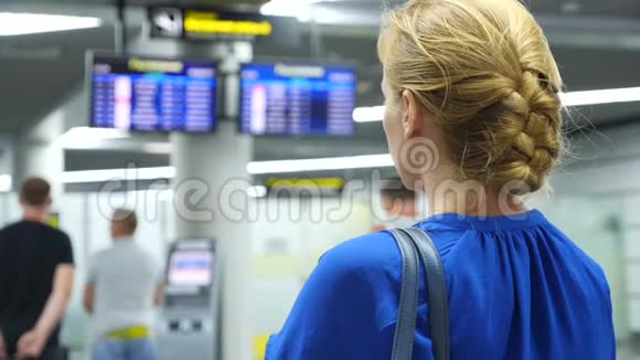 机场候机室的女人对机场飞行的期望慢动作在机场的女孩看着视频的预览图