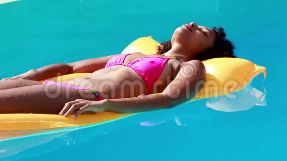 在游泳池里躺在利洛的漂亮女人视频的预览图