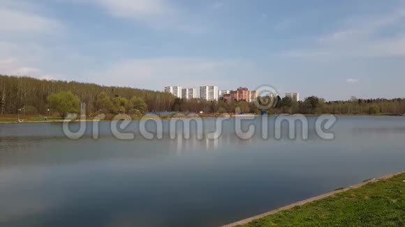 俄罗斯莫斯科Zelenograd行政区湖泊视频的预览图