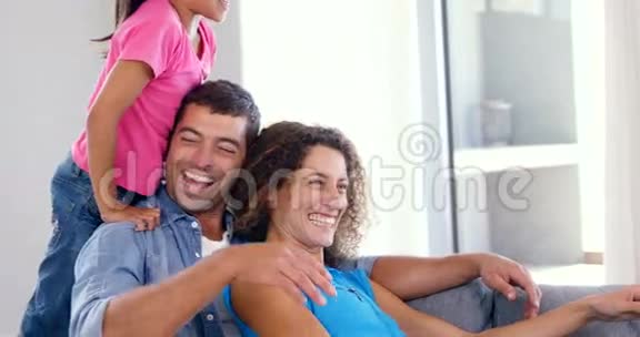 微笑家庭的肖像视频的预览图