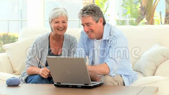 年长夫妇看电脑视频的预览图