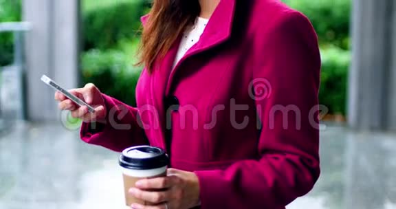女商人用手机喝咖啡视频的预览图