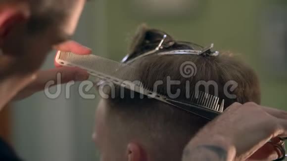 专业纹身理发师在理发店给他的客户理发视频的预览图