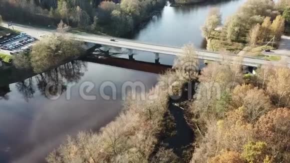 汽车在河桥空中无人机俯视4K超高清视频视频的预览图