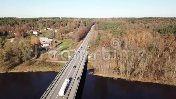 汽车在河桥空中无人机俯视4K超高清视频视频的预览图