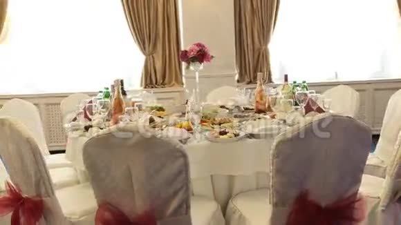 为客人准备的婚礼大厅装饰的内部视频的预览图