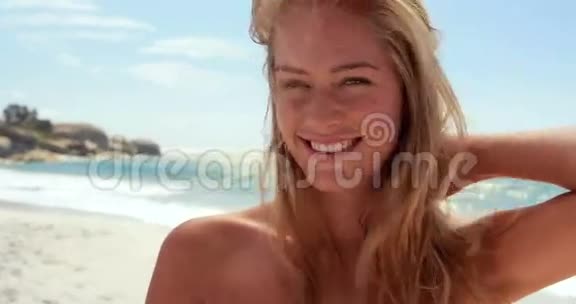 海滩上漂亮的金发女郎视频的预览图