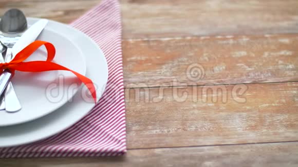 盘子上系着红丝带的餐具视频的预览图