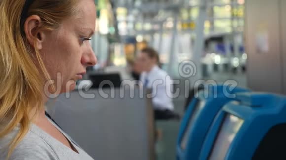 机场候机室的女人对机场飞行的期望慢动作在机场的女孩看着视频的预览图