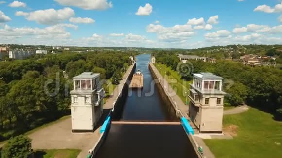 河上的通道水闸门视频的预览图