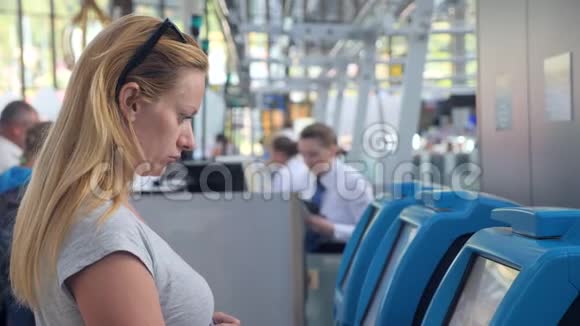机场候机室的女人对机场飞行的期望慢动作在机场的女孩看着视频的预览图