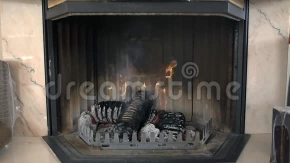 有燃烧的砖的壁炉视频的预览图