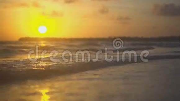 日落时海边的海浪视频的预览图