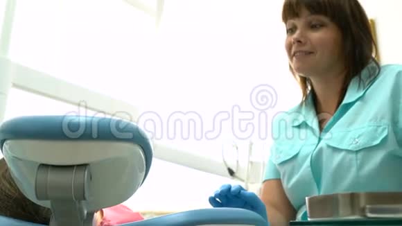 坐在牙医办公室的小女孩视频的预览图