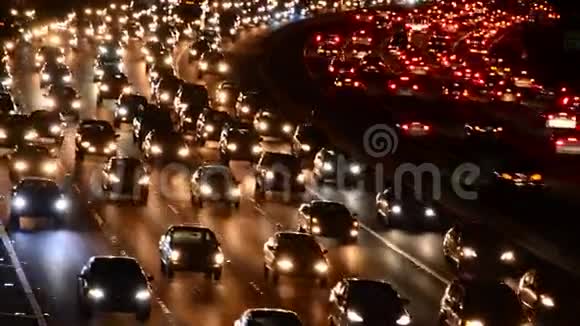 洛杉矶繁忙的高速公路上的尖峰时刻交通视频的预览图