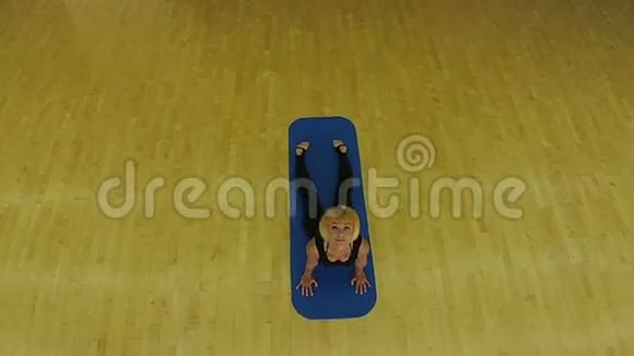 年轻女子在健身房练习瑜伽视频的预览图