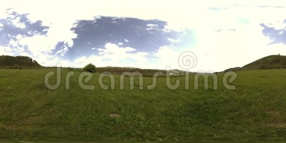 360夏季或秋季一个美丽的山地草地时间的VR云绿草和阳光视频的预览图