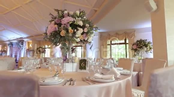 婚礼大厅的内部装饰为客人准备仪式和婚礼的漂亮房间婚礼的概念奢华视频的预览图