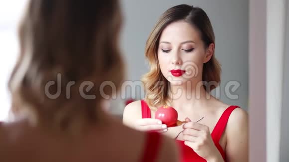 年轻的红发女人在吃蛋糕视频的预览图