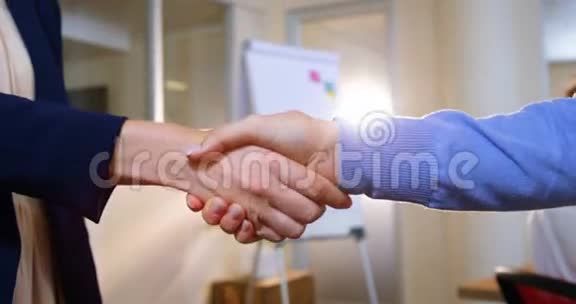 女性企业高管握手的特写视频的预览图