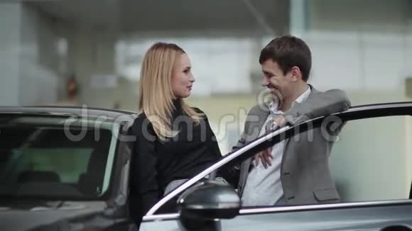 在汽车经销店快乐的年轻夫妇视频的预览图