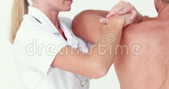 医生伸展她的病人手臂视频的预览图