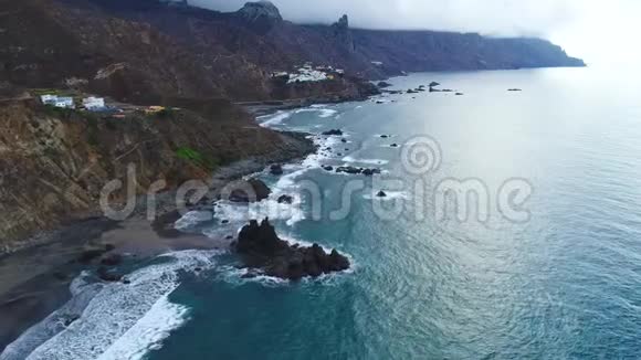 在特内里费的海岸上空飞行视频的预览图