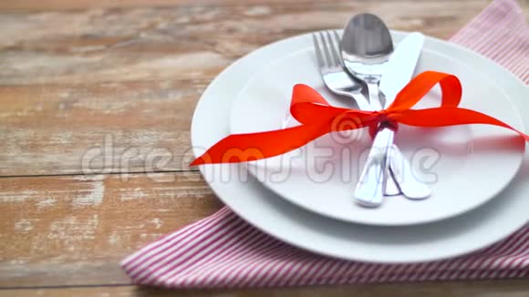 盘子上系着红丝带的餐具视频的预览图