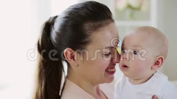 快乐的年轻妈妈带着小宝宝在家视频的预览图