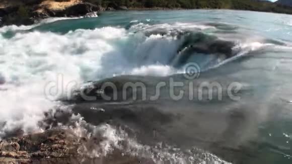 在阿根廷的巴塔哥尼亚山区河流的急流显示了强大的水视频的预览图