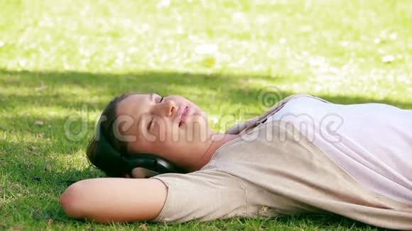 一个女人躺在草地上视频的预览图