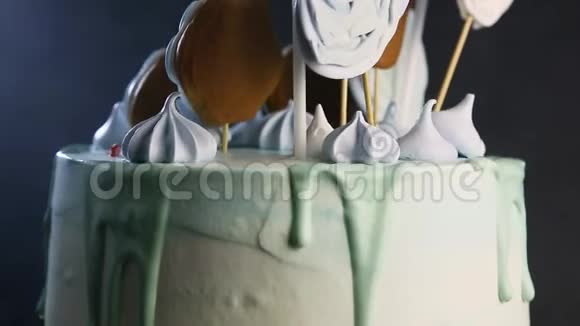 特写自制装饰过的生日蛋糕视频的预览图
