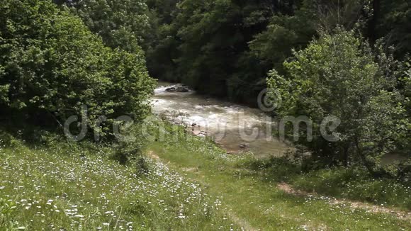山河在岩石中视频的预览图